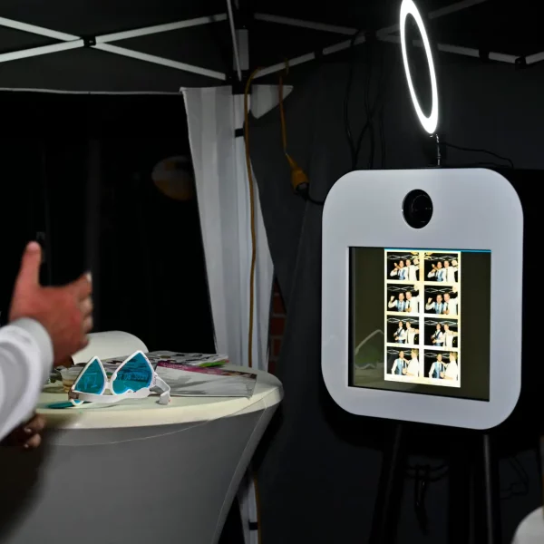Groep vrienden voor een witte Partypimpers photobooth.